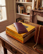 Pochette en cuir bordeaux + spray