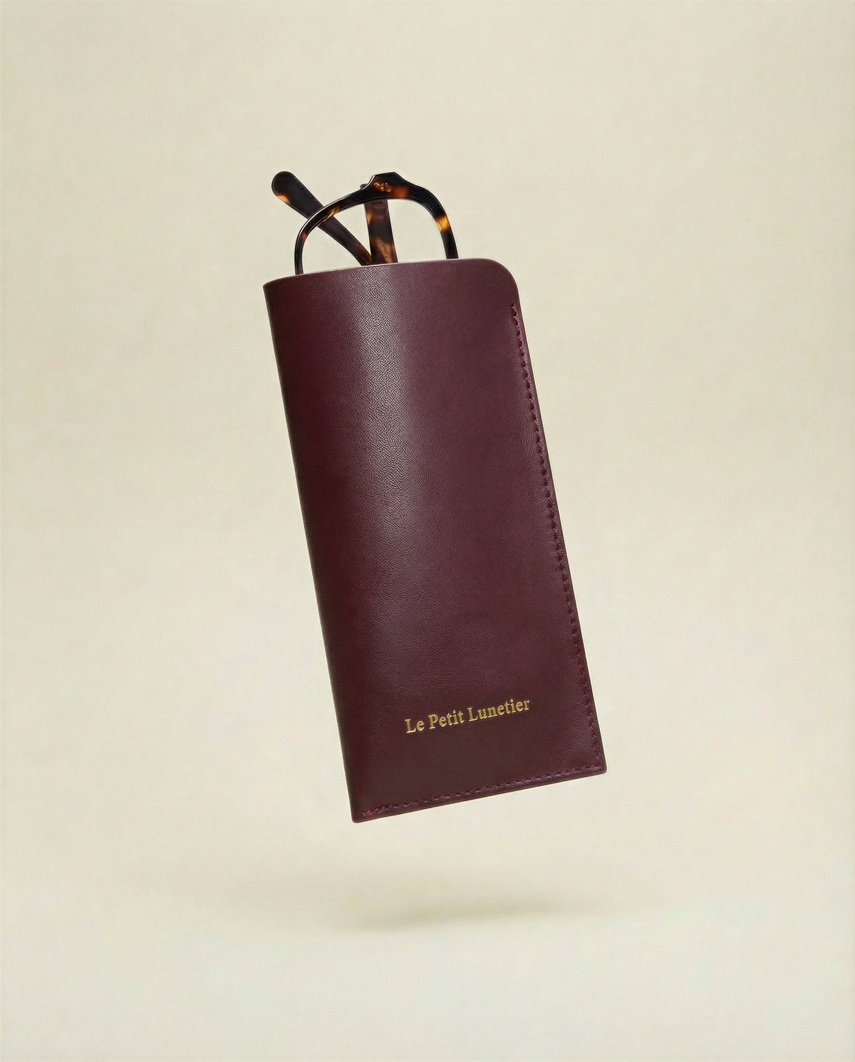 Pochette en cuir bordeaux + spray