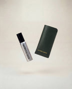 Pochette en cuir verte + spray